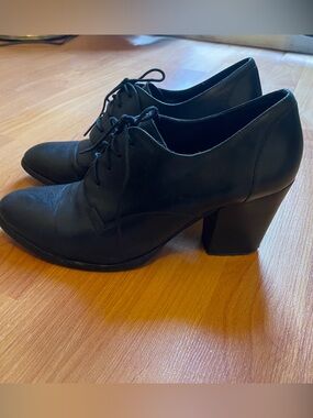 Women's Black Lace-Up Heel Oxfords